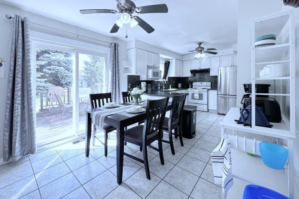 Neighborhood Friendly House In Barrie! Villa Ngoại thất bức ảnh