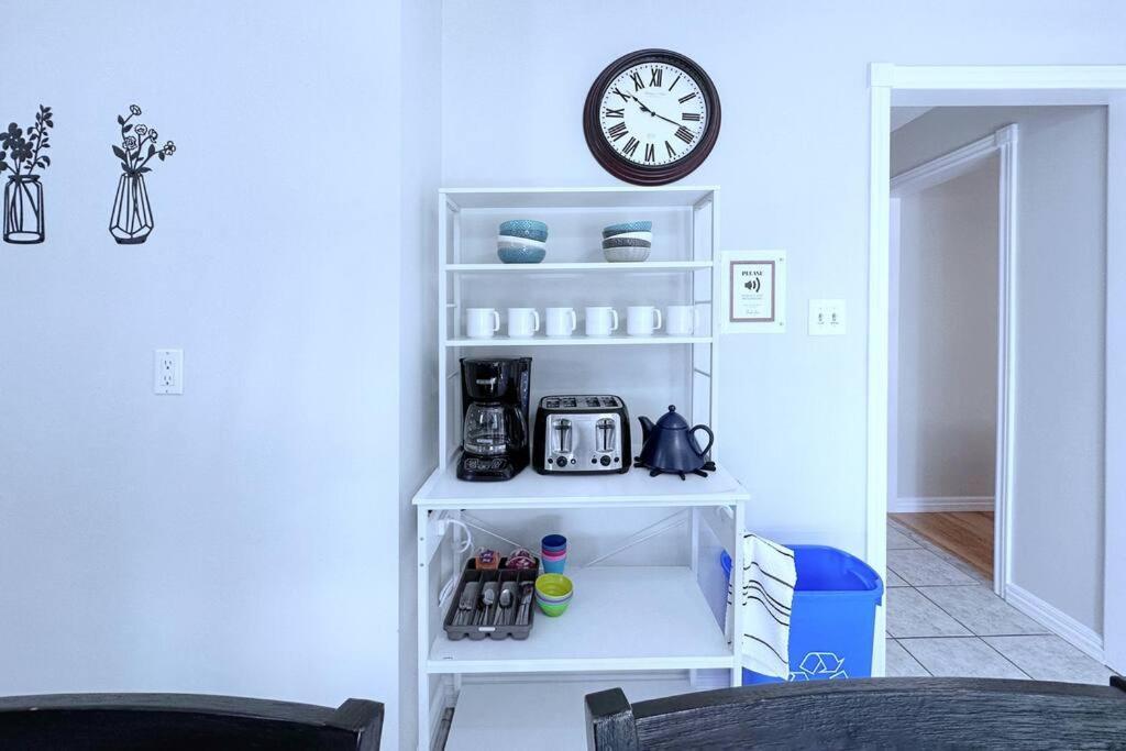 Neighborhood Friendly House In Barrie! Villa Ngoại thất bức ảnh