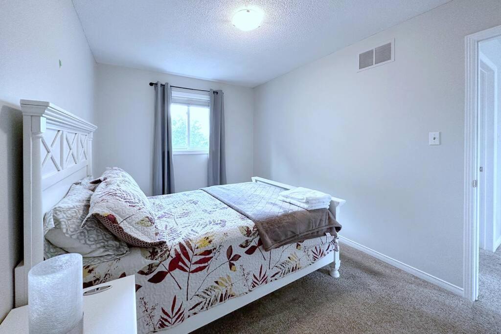 Neighborhood Friendly House In Barrie! Villa Ngoại thất bức ảnh