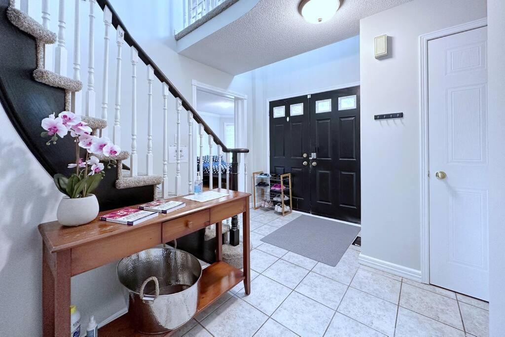Neighborhood Friendly House In Barrie! Villa Ngoại thất bức ảnh