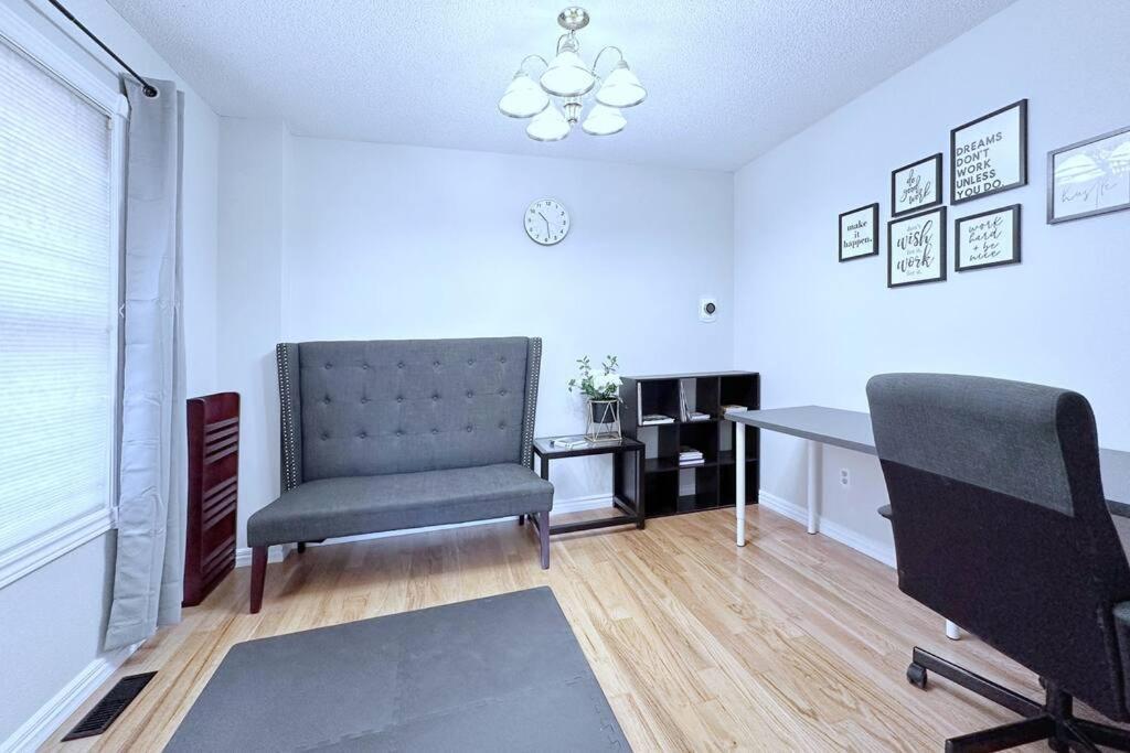 Neighborhood Friendly House In Barrie! Villa Ngoại thất bức ảnh