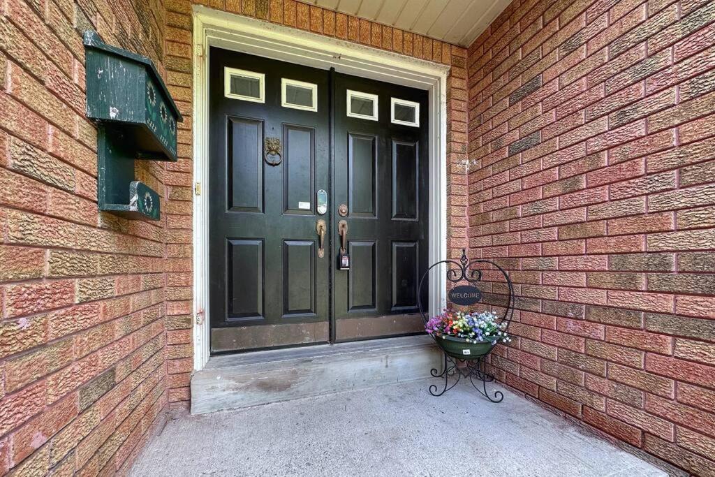 Neighborhood Friendly House In Barrie! Villa Ngoại thất bức ảnh